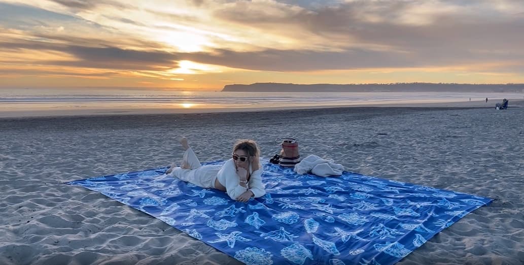Sand-Proof Oversized Beach and Picnic Blanket